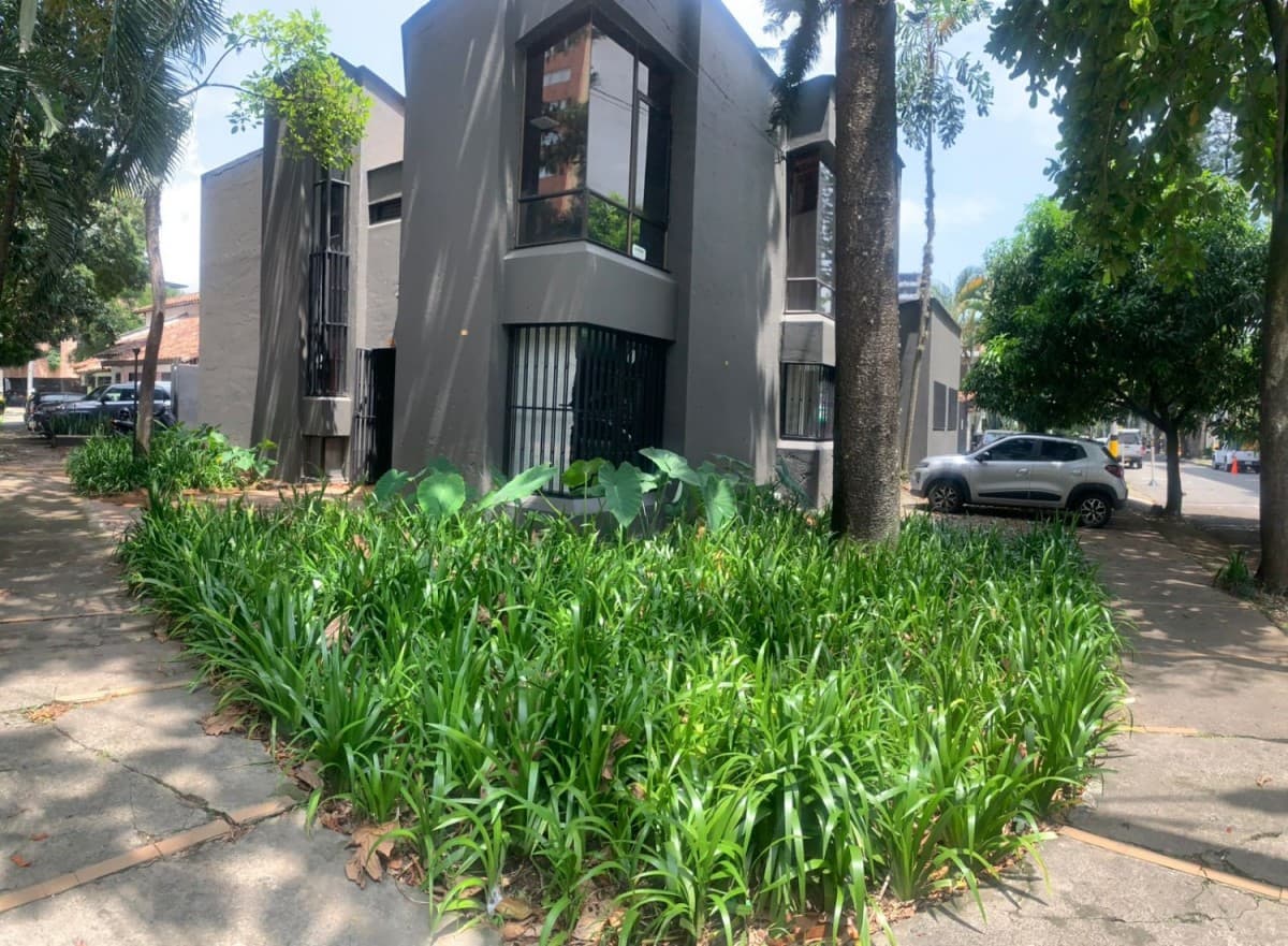 CASA ESQUINERA EN LA AGUACATALA