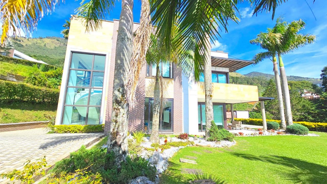 Casa 🏠 con piscina y cancha en el Poblado 10500 millones