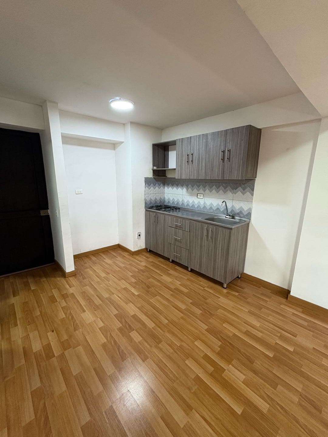 Venta apartaestudio madera nativa + parqueadero de moto