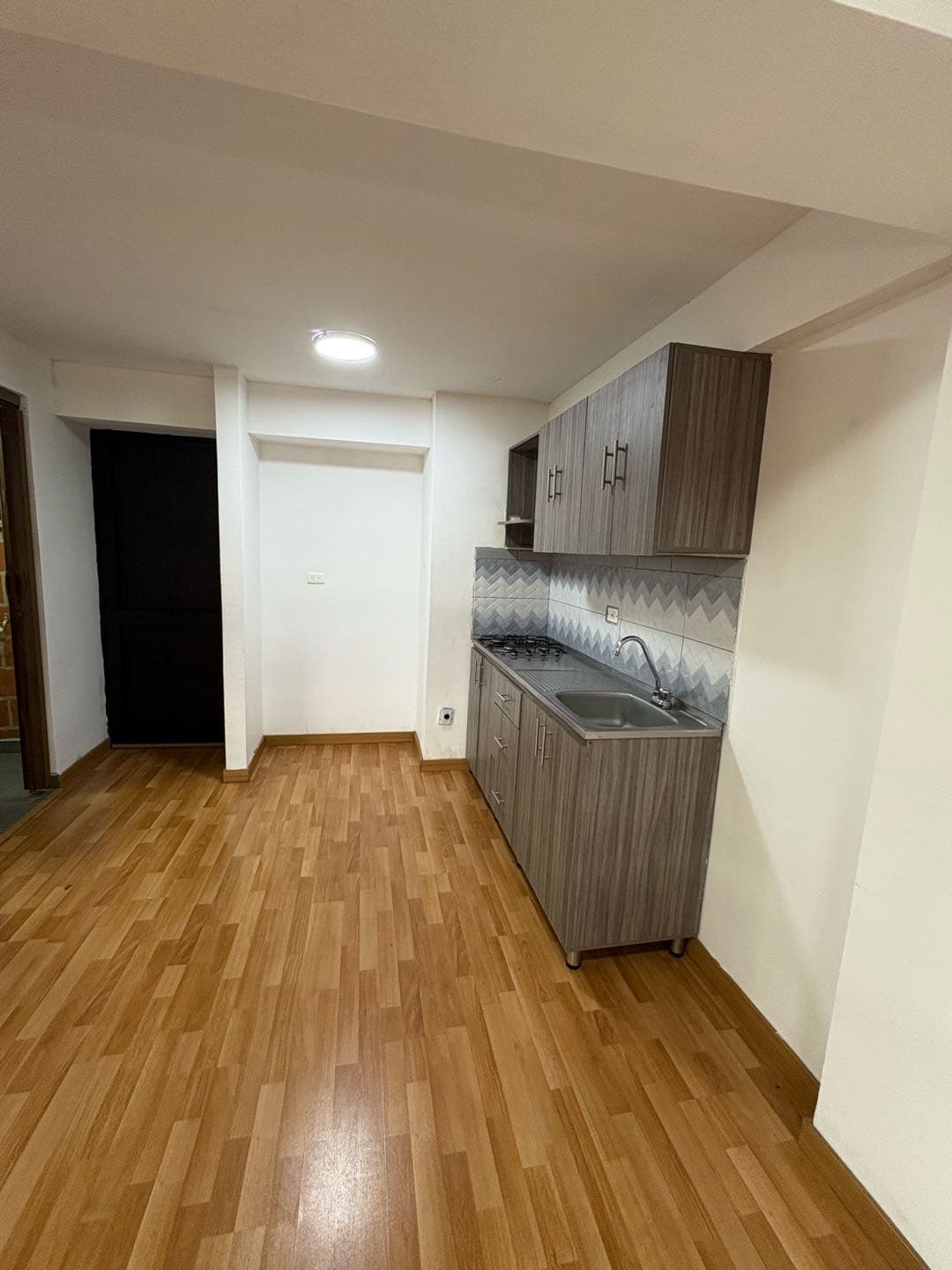 Venta apartaestudio madera nativa + parqueadero de moto